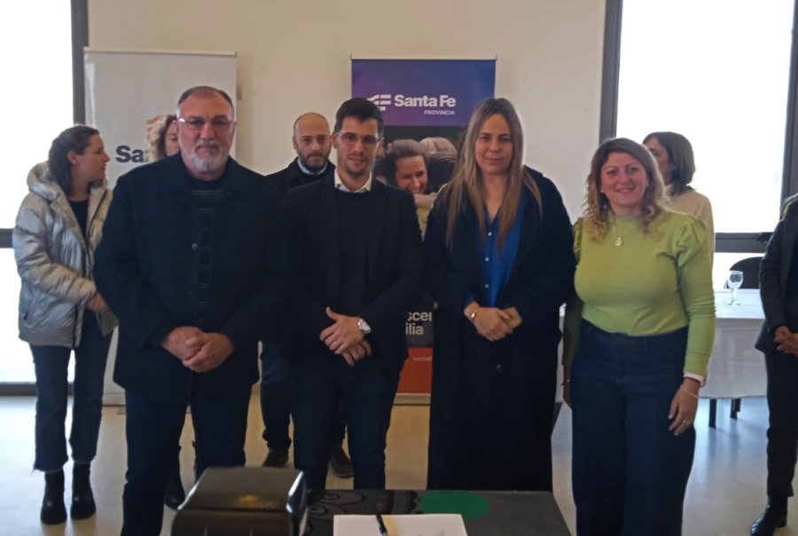 Un instante del acto en el que se celebr&oacute; el acuerdo.