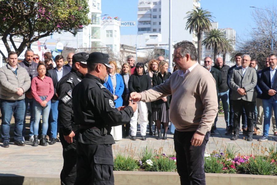 PREVENCION EN SEGURIDAD. Pablo Cococcioni entreg&oacute; este mi&eacute;rcoles 12 nuevos m&oacute;viles a la Unidad Regional V.