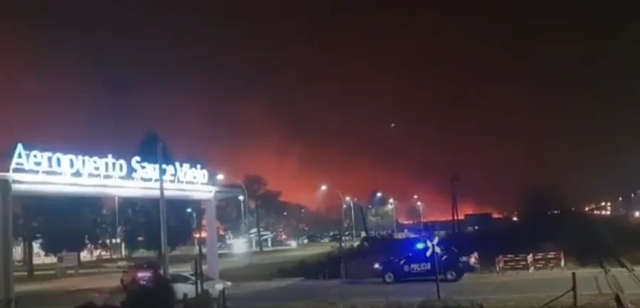 Las condiciones climáticas en Sauce Viejo habrían resultado beneficiosas para la expansión del fuego ya que no llegaron las lluvias previstas.