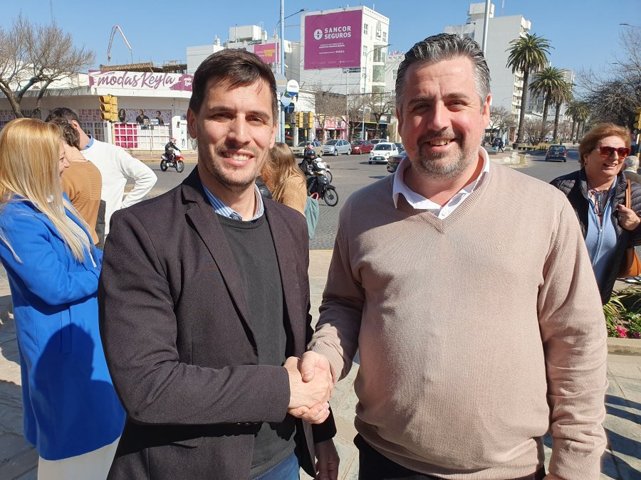 JUNTOS. Viotti y Cococcioni durante la entrega de los nuevos patrulleros en la sede de la Jefatura local.