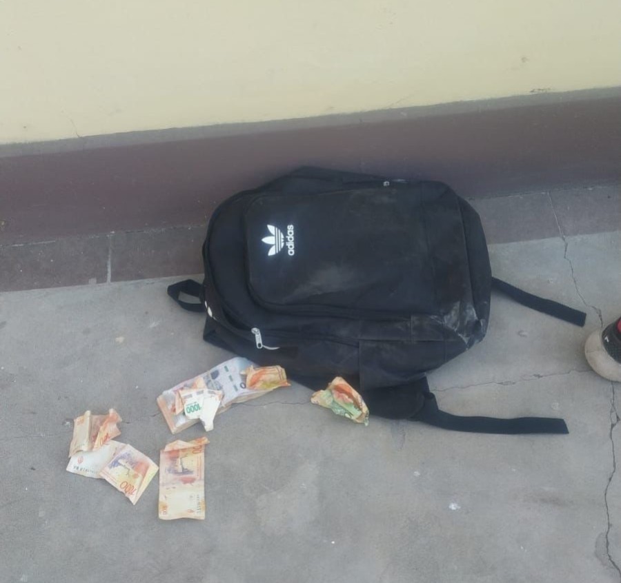 <i>La mochila sustraida y luego recuperada que llevaba $89.500</i>