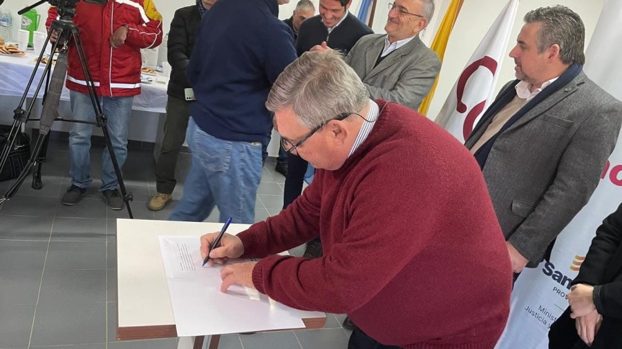 Fue suscripto por Gabriel Bono en nombre de la Comuna.