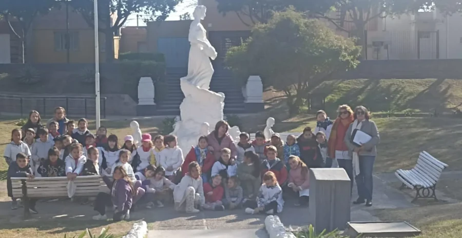 La delegaci&oacute;n en la placita Honda.