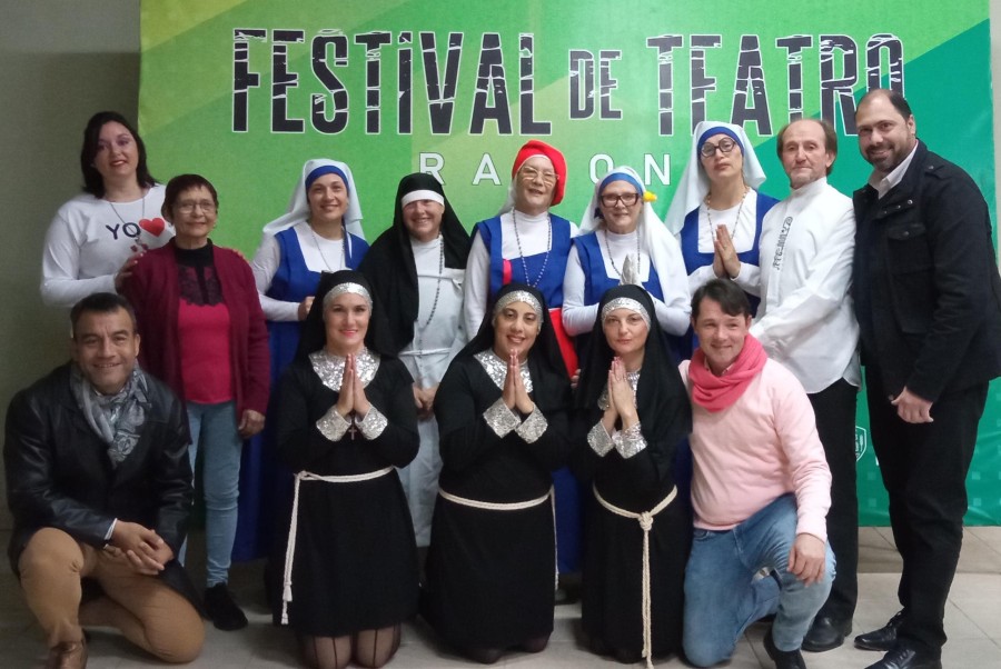 FESTIVAL DE TEATRO. El grupo La Usina posa junto al titular comunal.