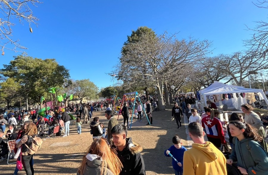 MULTITUD EN LA PLAZA. La comunidad acompa&ntilde;&oacute; el festejo del barrio.