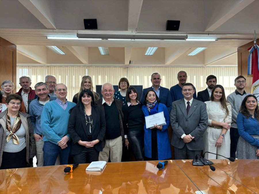DECLARACI&Oacute;N. Los concejales junto a Italo Cassina, Juana El&iacute;as y descendientes de las familias formadoras de la Colonia Rafaela.