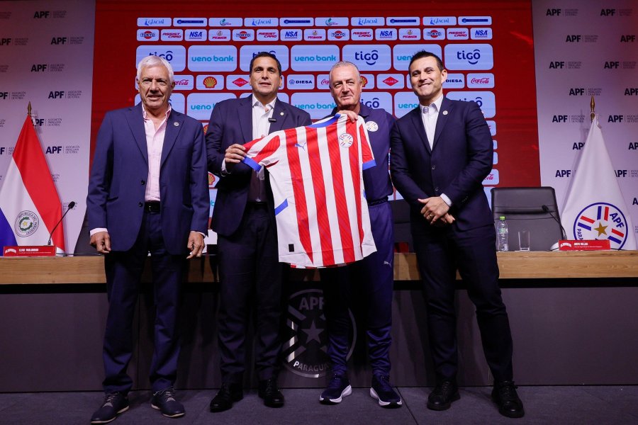 CON LA NUEVA CAMISETA. Lechuga junto a las autoridades de la Federación guaraní.