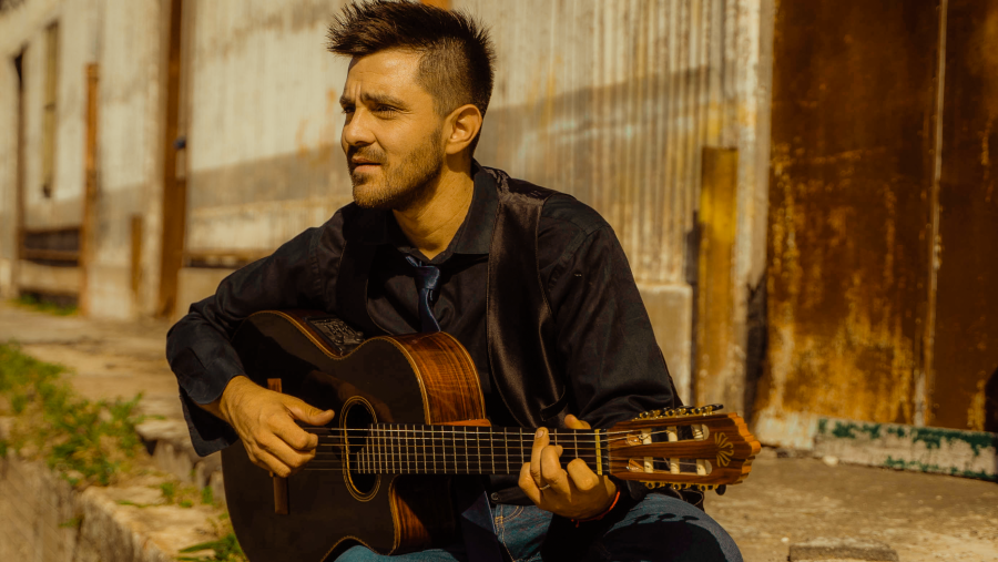 Efra&iacute;n Colombo estren&oacute; su nueva canci&oacute;n.