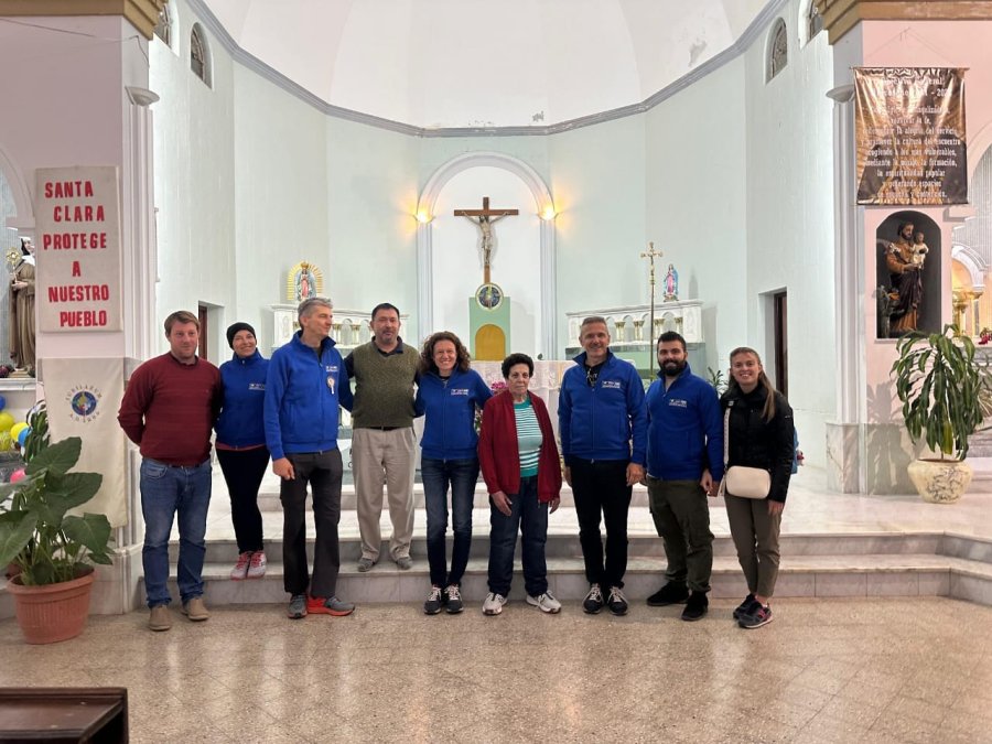 El grupo italiano en el templo local.