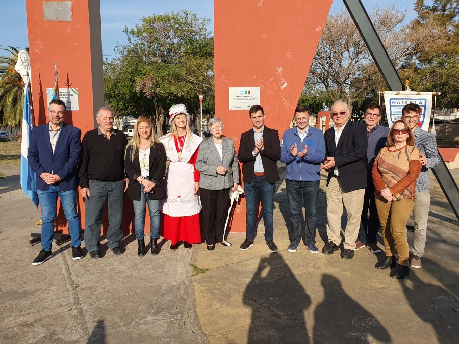 Se descubri&oacute; la placa de reconocimiento en la Plaza Ciudad de Fossano.