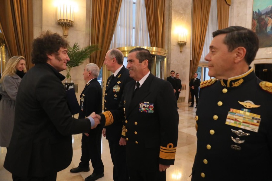 Milei saluda a la c&uacute;pula de las Fuerzas Armadas.