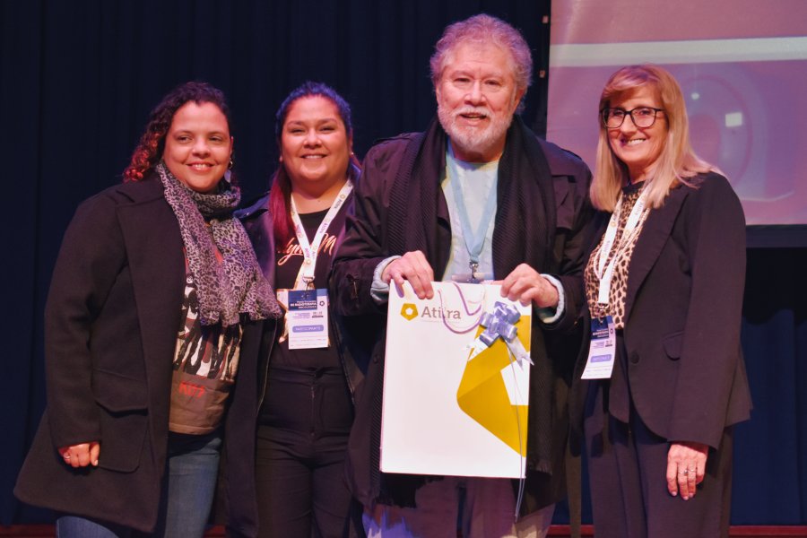 Et&iacute;n Ponce junto a algunas de las participantes del Encuentro.