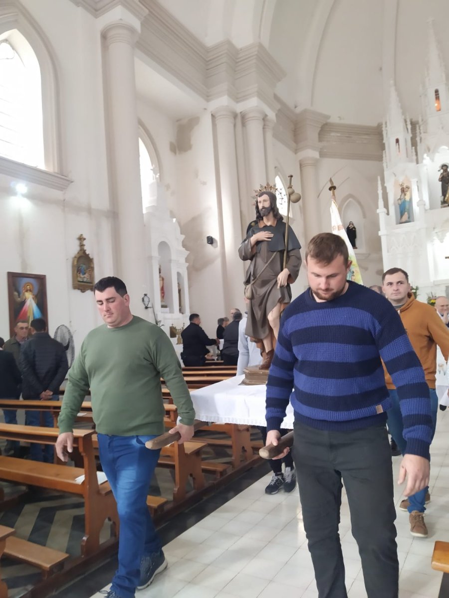 Partida de la manifestaci&oacute;n de fe que se desrroll&oacute; por las calles de la localidad.