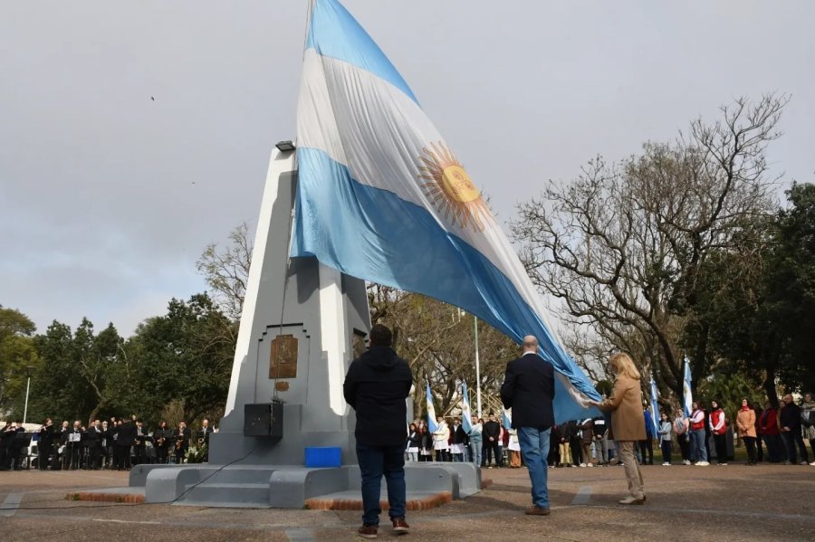 Instantes en que se produjo el izamiento de la Ense&ntilde;a Patria.