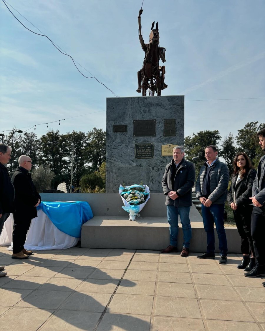El presidente del Concejo, el Secretario de Gobierno y concejales depositaron una ofrenda floral al pie del monumento a San Mart&iacute;n.