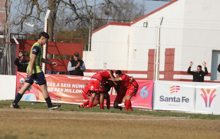 FESTEJO. Meza y sus compañeros en la celebración.