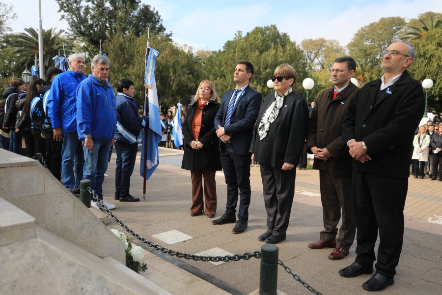 Las autoridades colocaron una ofrenda floral al pie del Monumento a San Mart&iacute;n en Plaza 25 de Mayo.