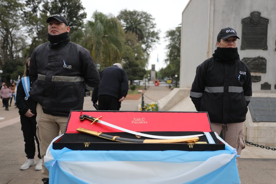 Durante el acto en homenaje a San Mart&iacute;n se exhibi&oacute; una r&eacute;plica del sable corvo que Juan Carlos Pallarols don&oacute; a la ciudad. (MARIO LIOTTA)