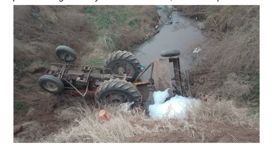 El tractor que conducía el DT Andrés Alzamora en el fondo de un zanjón, donde falleció.