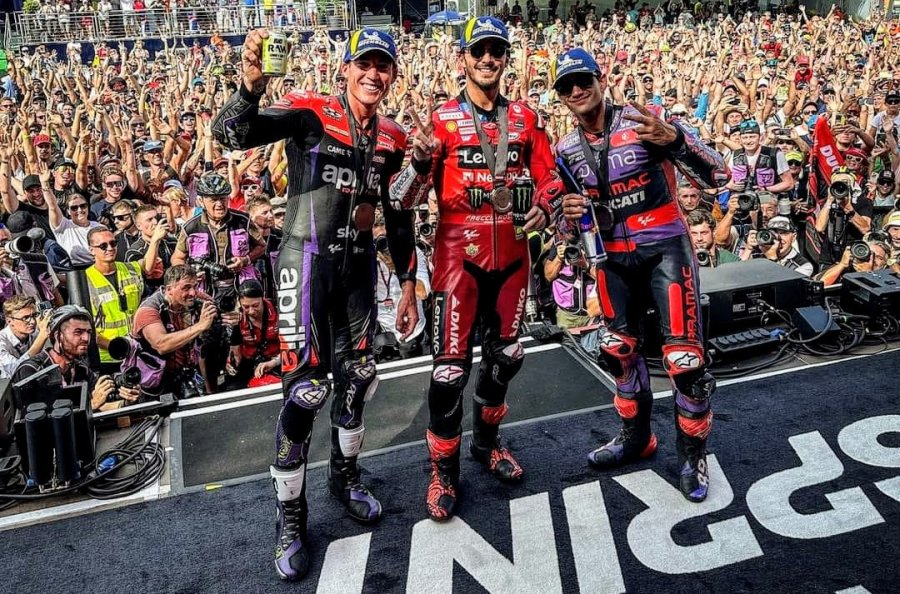 Aleix Espargar&oacute;, Francesco Bagnaia y Jorge Mart&iacute;n en el podio de la carrera sprint.