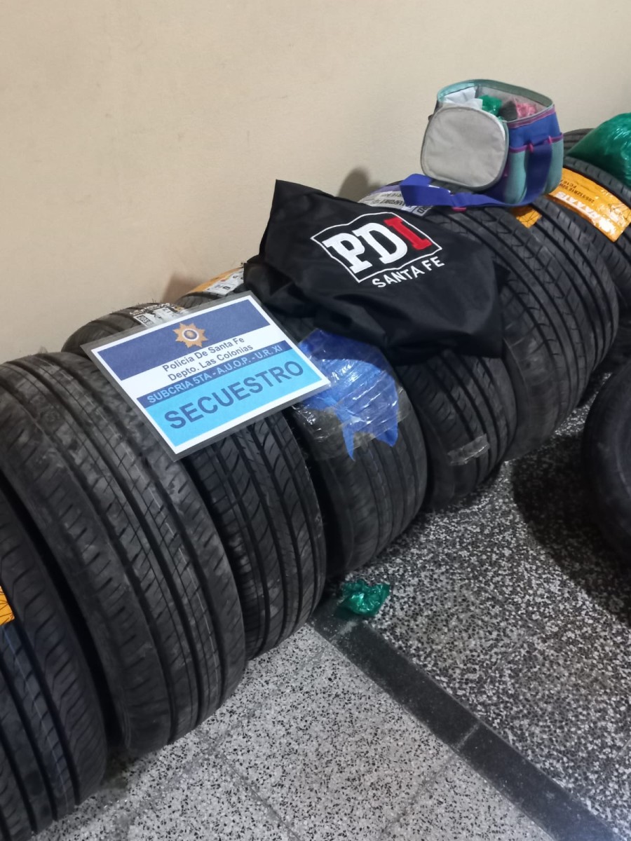 Uno de los sospechosos se dio a la fuga a muy alta velocidad con la Kangoo repleta de cubiertas al ser visto por la Policía.