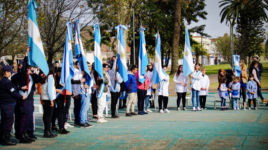 Los abanderados y sus escoltas presidieron el acto.