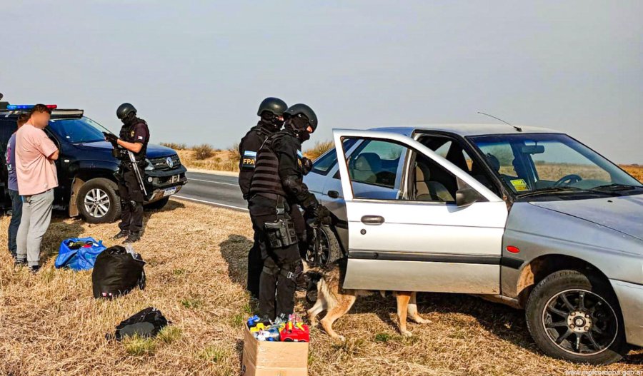 Con la ayuda de un perro detector, los policías secuestraron marihuana en dos vehículos.