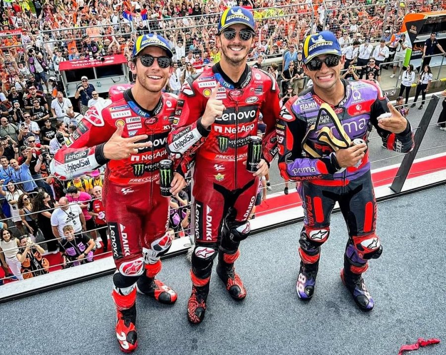 Enea Bastianini, Francesco Bagnaia y Jorge Mart&iacute;n en el podio de Austria.