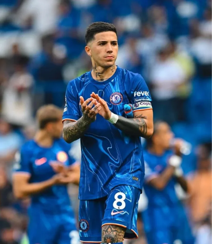 Enzo Fernández aplaude al público local después de la derrota.