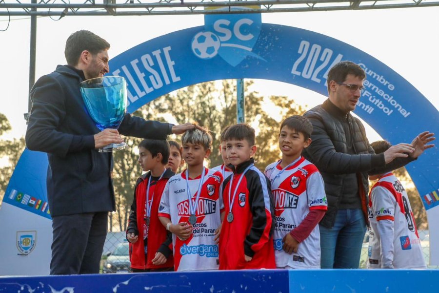 El gobernador Maximiliano Pullaro y el intendente, Leonardo Viotti, en la entrega de premios del torneo infantil de Atl&eacute;tico, Sue&ntilde;o Celeste.