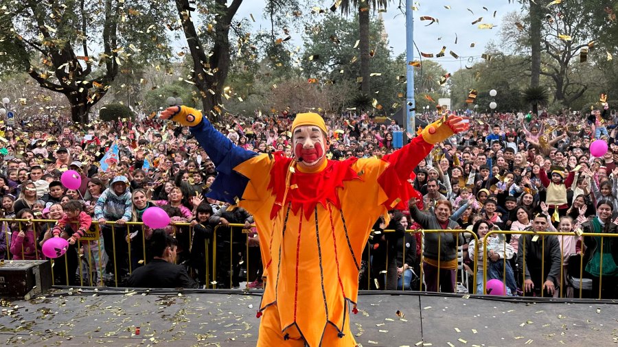 Piñón Fijo ofreció el espectáculo de cierre del Día del Niño en la Plaza 25 de Mayo.