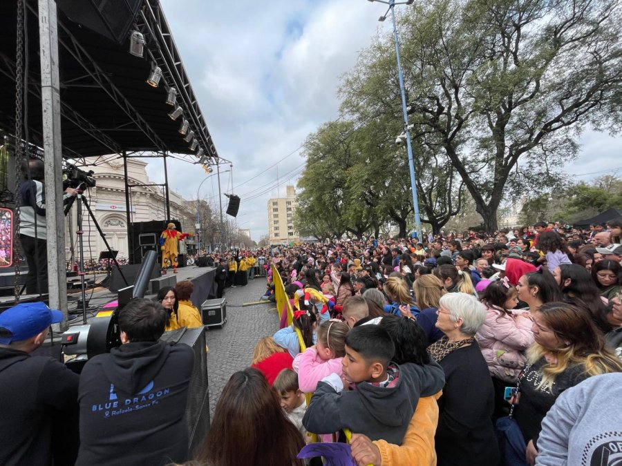 Una multitud cop&oacute; la Plaza 25 de Mayo en el D&iacute;a del Niño. (MARIO LIOTTA)