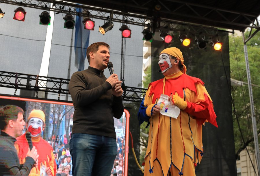 El intendente Leo Viotti al presentar en escena a Pi&ntilde;&oacute;n Fijo. (FOTO PRENSA MUNICIPAL)