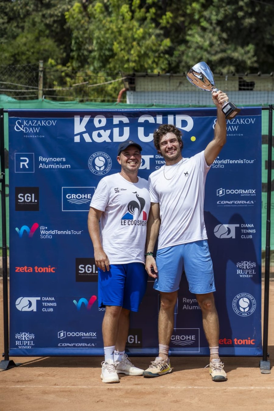 FELIZ./ El rafaelino levantando el trofeo, junto a Diego Gallo, profe que lo acompaña en la gira.