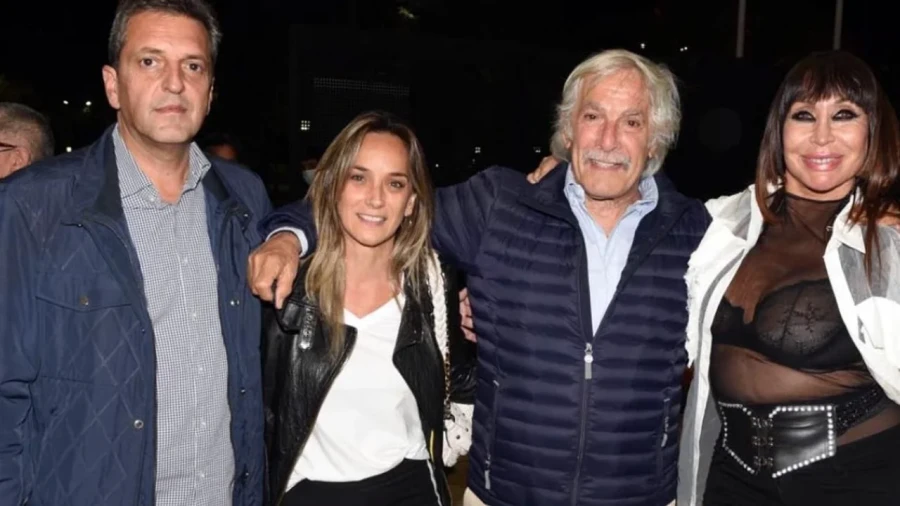 Fernando 'Pato' Galmarini junto a su pareja, la ex vedette Moria Cas&aacute;n, su hija Malena y su yerno, el ex candidato a presidente, Sergio Massa.