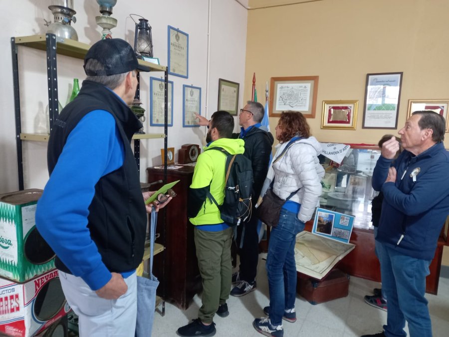 La delegaci&oacute;n visitando el Museo.