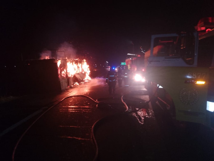 Las 24 bobinas de papel y el acoplado resultaron totalmente quemados.