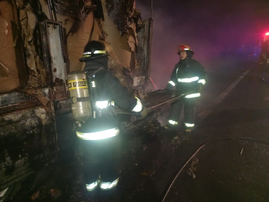 Bomberos Zapadores y Voluntarios trabajaron sin pausa.