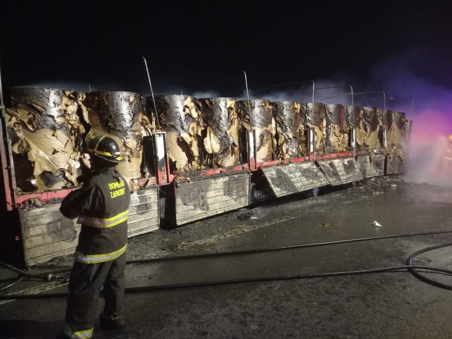 Bomberos Zapadores y Voluntarios trabajaron sin pausa.