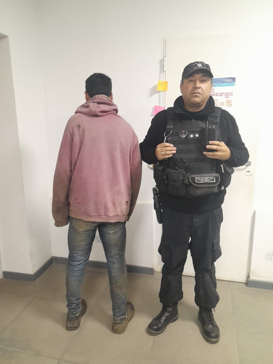 El detenido, cuyas iniciales son LMC, tiene 23 años y fue aprehendido en un campo lindero.