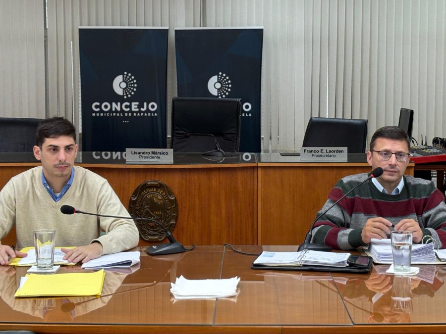 El secretario legislativo del Concejo, Nicol&aacute;s Abdala y el presidente del cuerpo, Lisandro M&aacute;rsico.