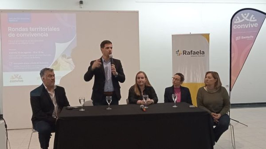 Leo viotti durante la apertura del encuentro.