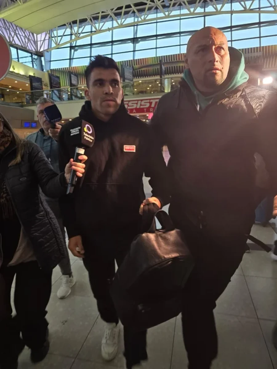 EN EL AEROPUERTO./ El lateral izquierdo en su llegada.