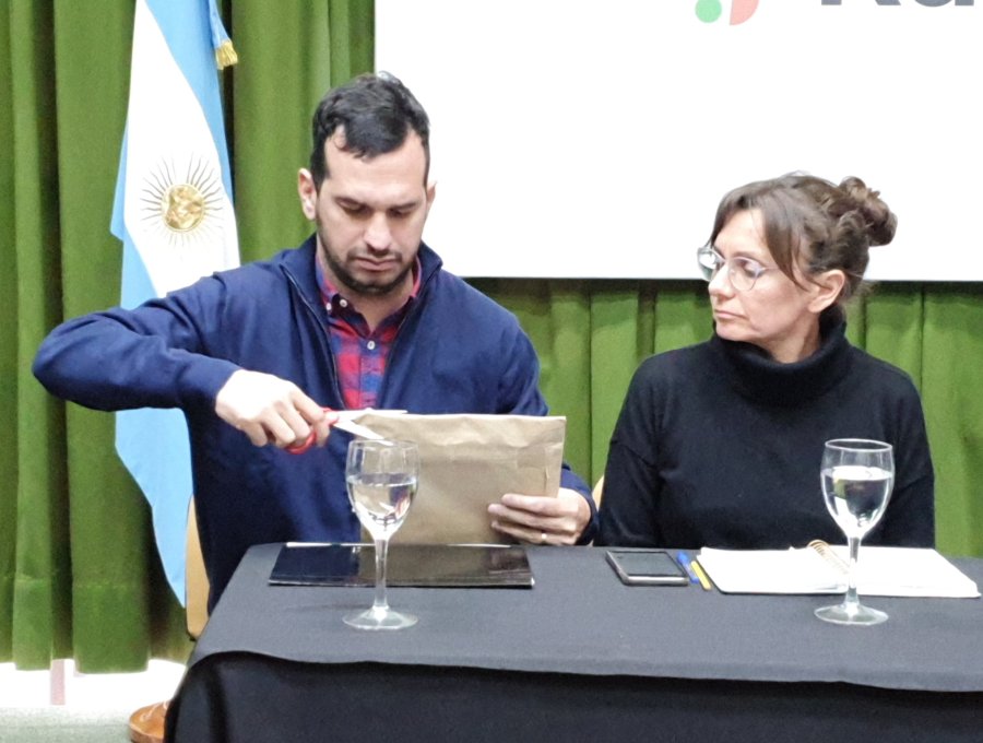 Los secretarios de Prevenci&oacute;n y Seguridad, Juan Mart&iacute;nez Saliba y de Hacienda y Finanzas, Silvina Bravino en la apertura de sobres. (FOTO D.CAMUSSO)