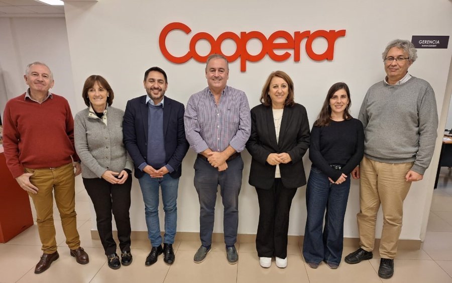 Fein y Chamorro junto al representante de Cooperar.