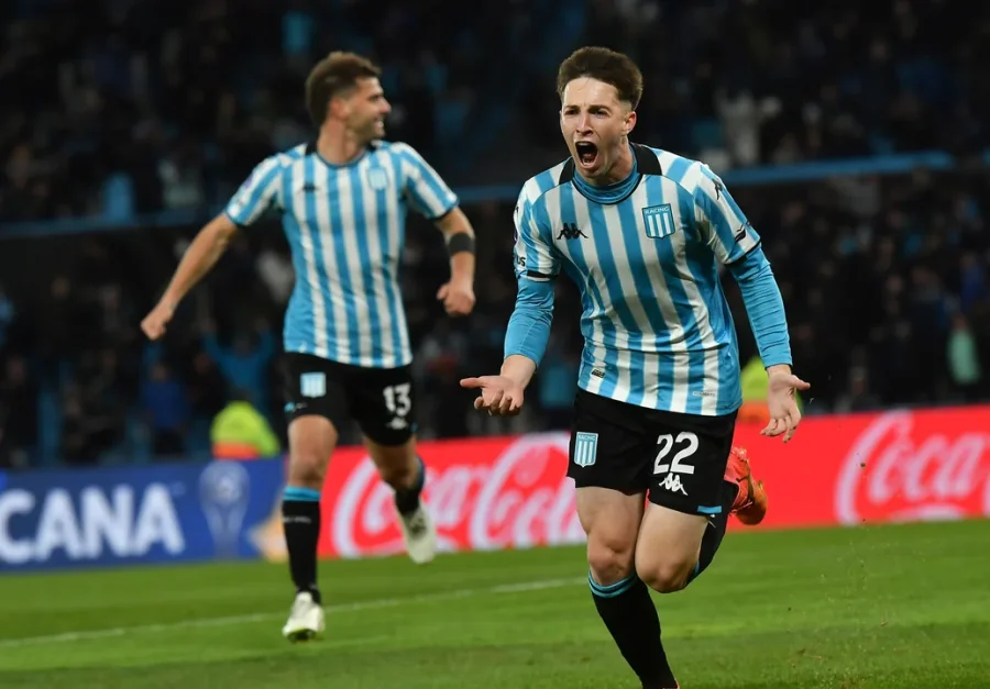 Baltazar Rodríguez festeja la apertura del marcador en el estadio Presidente Perón de Avellaneda
