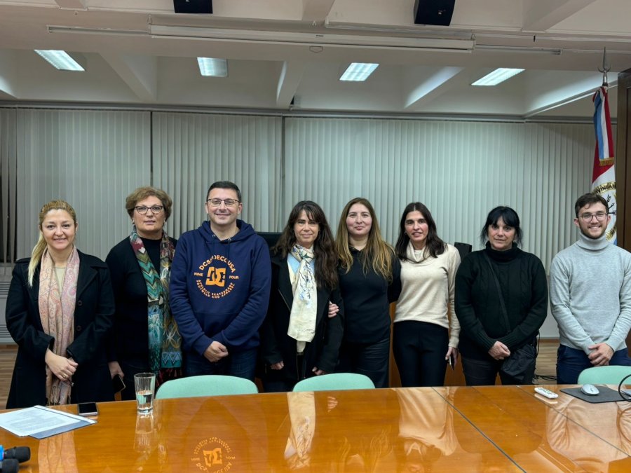 Familiares de Mario Vecchioli, directivos de la escuela y los concejales durante la presentaci&oacute;n del Museo Virtual.