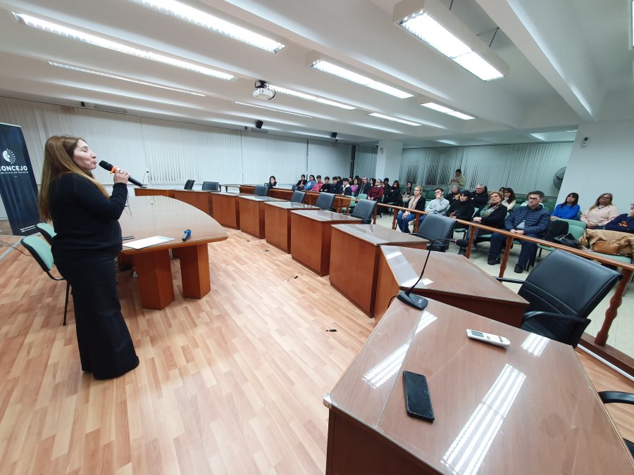 La directora, Vanina Mendoza, al dar detalles del Museo Virtual "Mario Vecchioli". (FOTO D. CAMUSSO)