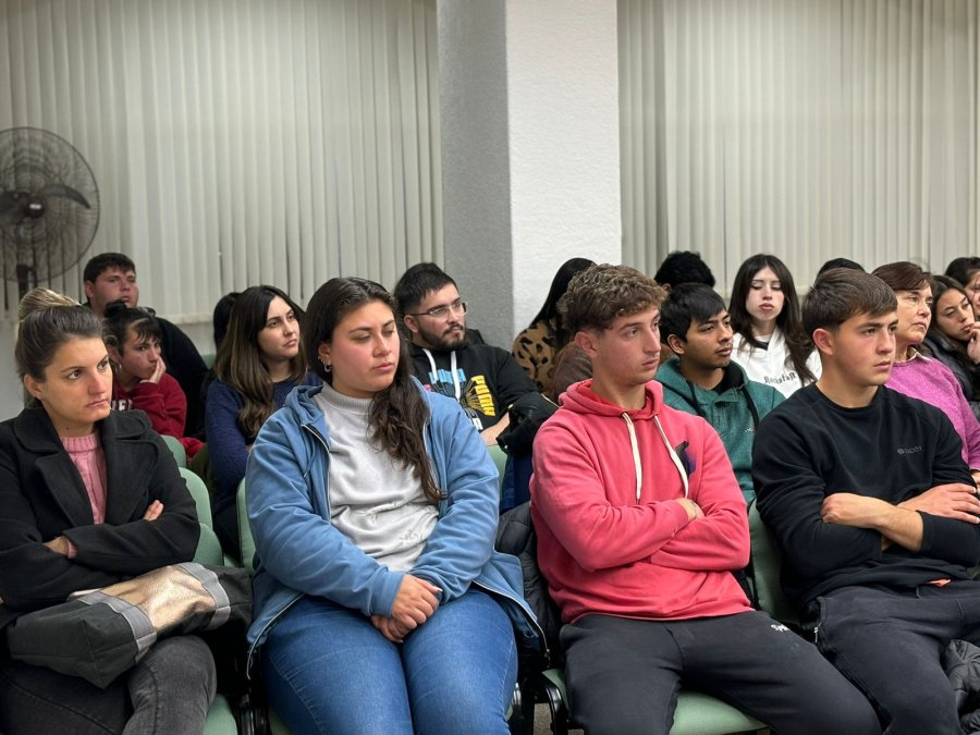 Alumnos de la Escuela "Vecchioli" durante la presentaci&oacute;n del Museo en el Concejo.