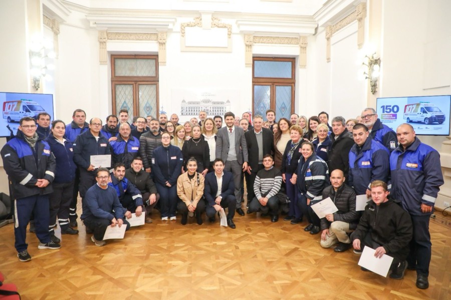 Provincia reconoci&oacute; a trabajadores de Salud que repararon y dejaron operativas 129 ambulancias.